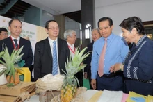 Delegates visit green products displayed at the Forum.