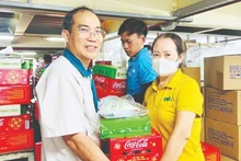 Chairman of the Trade Union of TKG Taekwang Vina Joint Stock Company, Dinh Sy Phuc, presents gifts to workers.