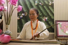 Artisan Phan Thi Thuan with the desire for people to live happily with traditional occupations. (Photo: Thanh Hau)