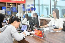 People implement administrative procedures at the Dong Da Ward Public Administration Service Centre, Ha Noi. (Photo: THE DAI)