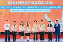 The organising committee award the first national prizes to 6 outstanding contestants this year.