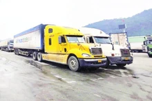 Trucks carrying goods at the Tan Thanh border gate area, Lang Son province. (Photo: QUOC DAT)