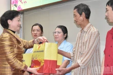 Deputy PM Pham Thi Thanh Tra presents gifts to disadvantaged workers in Dong Thap province.