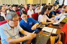 Youth Union members of Van Mieu-Quoc Tu Giam ward support party members in carrying out Party administrative procedures on the National Public Service Portal. (Photo: BAO LAM).