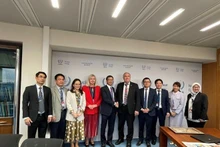 The Vietnamese delegation poses for a photo with IAEA Deputy Director General for Nuclear Energy Mikhail Chudakov and other IAEA officials. (Photo published by VNA)