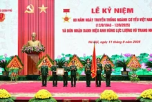 General Phan Van Giang, Politburo Member, Deputy Secretary of the Central Military Commission, and Minister of National Defence, presents the title of Hero of the People’s Armed Forces to the Government Cipher Committee.