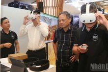 On the sidelines of the forum, delegates visit the exhibition area and experience the virtual reality space with many agricultural products and regional specialties.