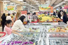 Consumers shop for fruits at Lotte Mall West Lake Ha Noi. (Photo: Hanoimoi.vn)
