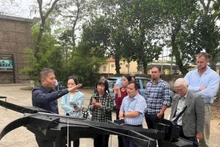 Engineer Vu Dinh Thanh (far left) introduces the restored “Crossbow” design.