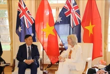 Head of the Commission for Information, Education, and Mass Mobilisation Nguyen Trong Nghia (L) and Australian Governor-General Sam Mostyn (Photo: VNA)