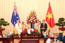 Secretary of the municipal Party Committee Tran Luu Quang (R) meets with Governor-General of Australia Sam Mostyn on September 12. (Photo: VNA)