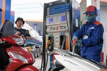 Since the beginning of 2026, domestic fuel prices have undergone nine revisions, with RON 95 and E5RON92 prices rising five times and falling four times. (Photo: VNA)