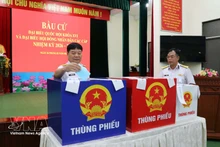Voters cast their ballots at Polling Station No. 1 at the headquarters of Naval Flotilla 129 in Phuoc Thang ward, Ho Chi Minh City, on February 26 morning. (Photo: VNA)