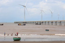 The offshore wind power project has commenced commercial operation in Truong Long Hoa ward, Vinh Long province.