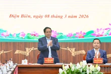 Prime Minister Pham Minh Chinh (L) at the working session with leaders of the Dien Bien provincial People’s Committee on March 8. (Photo: NDO)