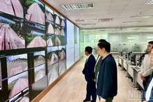 Leaders of the Viet Nam Road Administration inspect the AI-powered monitoring system at the management and operation centre.