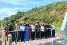 Representatives of officers and soldiers of the Hon Khoai Border Guard Post, along with women from Dat Mui Commune, participate in a solemn ceremony of offering incense and flowers at the monument commemorating the Hon Khoai Uprising.