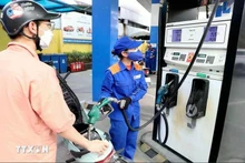 E5 RON92 gasoline jumps 280 VND to 20,911 VND (0.83 USD) per litre, while RON95-III climbs 263 VND to 21,507 VND per litre. (Photo: VNA)