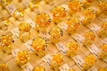 Infographic: Domestic and world gold prices increase simultaneously 