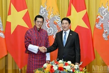 State President Luong Cuong (R) shakes hands with Bhutanese King Jigme Khesar Namgyel Wangchuck. 