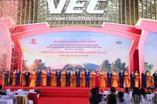 Party General Secretary To Lam, Prime Minister Pham Minh Chinh and delegates perform the ribbon-cutting ceremony and groundbreaking and inauguration ceremony for key projects and works at the National Exposition Centre in Dong Anh, Ha Noi.