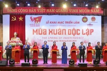 Nguyen Trong Nghia, Politburo member, Secretary of the Party Central Committee (PCC), Head of the PCC’s Communications and Mass Mobilisation Commission, cut the ribbon to the exhibition.