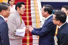 Bhutanese King Jigme Khesar Namgyel Wangchuck (second from left) is welcomed at the airport. (Photo: VNA)