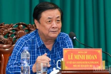 NA Vice Chairman Le Minh Hoan speaks at the meeting.
