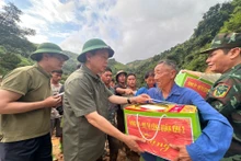 Deputy Prime Minister Tran Hong Ha presents gifts and encourages people affected by natural disasters in Hang Pu Xi village, Xa Dung commune, Dien Bien province. 