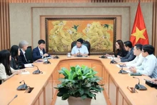 Deputy Prime Minister Nguyen Chi Dung (C) hosts a reception in Hanoi on August 5 for PPI Chief Executive Officer Lindsay Mark Lewis and its working delegation. (Photo: VNA)