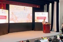 A representative from the Ha Noi Centre for Industrial Promotion and Industrial Development Consulting speaks at the event.
