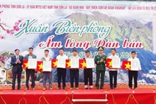 Leaders of the Son La Provincial Border Guard Command and leaders of Xuan Nha commune presented portraits of President Ho Chi Minh and national flags to border villages.