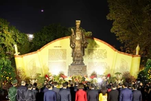 Party General Secretary To Lam and delegates offer incense at Monument to King Ly Thai To (Photo: VNA)