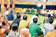 Hung Son commune, Da Nang city, disseminates information about the election to the people at village and hamlet meetings.