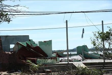 Houses in Xuan Canh commune, Dak Lak province, completely collapse. (Photo: VNA)
