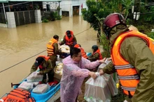Da Nang provides emergency support people overcome consequences of natural disasters and floods.