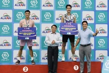 The Organising Committee awards Gold and Silver Medals in the men’s singles.