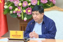 Deputy Prime Minister Nguyen Chi Dung chaired a meeting on the Program for developing strategic technology products with priority to be deployed immediately in 2025. (Photo: VGP)