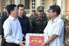 Deputy Prime Minister Mai Van Chinh presents gifts to a school damaged by the storm. (Photo: VNA)