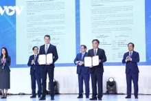 Prime Minister Pham Minh Chinh and Deputy Prime Minister Bui Thanh Son witness the signing of a joint statement on cooperation to advance smart manufacturing between Ho Chi Minh City and the WEF. (Photo: VOV)