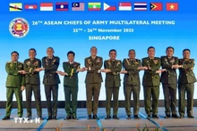 Sen. Lieut. Gen. Nguyen Van Nghia (fourth, from left), Deputy Chief of the General Staff of the Viet Nam People's Army, and other officials at the 26th ASEAN Chiefs of Army Multilateral Meeting in Singapore. (Photo published by VNA)