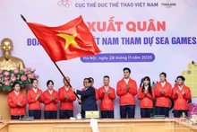 PM Pham Minh Chinh presents the national flag to the Vietnamese delegation to the 33rd SEA Games. (Photo: Tran Hai)