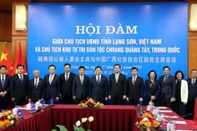 Delegates at the talks between Deputy Secretary of the Party Committee and Chairman of the People’s Committee of northern Lang Son province Nguyen Canh Toan and Wei Tao, Deputy Secretary of the Party Committee and Chairman of the Guangxi Zhuang Autonomous Region (China) (Photo: VNA)