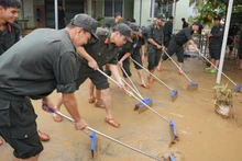 The Government issues a Resolution on solutions to overcome the consequences of natural disasters and restore production in localities in the Central region. (Photo: VGP)