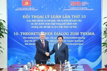 Politburo member Nguyen Xuan Thang, Chairman of the Central Theory Council and President of the Ho Chi Minh National Academy of Politics, and Achim Post, Deputy Chairman of the SPD and Co-Chairman of the SPD State Association of North Rhine-Westphalia (Photo: VNA)