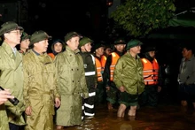 Deputy PM Tran Hong Ha and officials visit the flooded Chi Lang street in Phu Xuan ward, Hue city. (Photo: VNA)