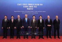 Vietnamese State President Luong Cuong (third right) and other APEC leaders at the special dinner hosted by President of the Republic of Korea (RoK) Lee Jae Myung (Photo: VNA)