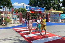 Students of Van Phuc Primary School (Ha Noi) confidently walk on the pedestrian-only road in front of the school gate.