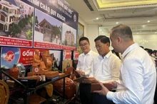 Visitors to the booth of Dat Viet Ceramic Joint Stock Company.