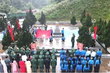 A flag-raising ceremony is held at border marker No.476. (Photo: NGO TUAN)